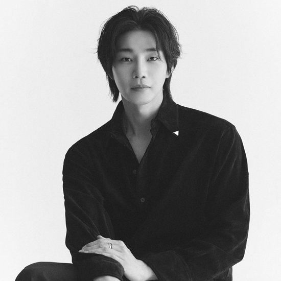 triplem11543909's tweet photo. #KimJaeYoung #김재영 #金宰永 #キムジェヨン 
#TheJudgeFromHell 
Didn't expect another post-drama interview article today.  This one is🔥as he addresses the criticisms with finesse. Praises #ParkShinHye too:

Q1: You received a lot of love from viewers for your role. Many people said that a season 2 was needed.

I feel really good that viewers liked it and the ratings were good. It’s been a few months since the drama ended, but I’m still sad because I’m so attached to it. 🥹 I don’t know what will happen to Han Da-on’s character in season 2, but if it happens (S2), I’ll be really happy.

Q: This may be a silly question, but which part of the drama or the character did you find most appealing?

I was first drawn to the drama. I thought it would be so fun. I wanted to try playing Han Da-on because he is the female version of a male character. Usually, men  embrace women and protect them from evil. But Han Da-on is the one being protected. He cried so much that I wonder if it is okay for a man to cry this much, and he  also gets princess carried (by Bitna), which was both new and fun. 😂

Q: What do you think is the reason for its popularity? 

I think it’s the revenge and judgment that are different from reality. In addition, the drama has a fast development and contains a lot of joy and sorrow, so it seems to have a high level of empathy. Since it’s a crime fantasy genre, there were some viewers who didn’t like the love line, but from Han Da-on’s perspective, the love line couldn’t be left out! (Laughs)
(See, he really read all the comments 😢)

Q: The fast development is good, but some people said that the love line was too abrupt and unbelievable.

Well… It’s not because of the fast development, but it seems like there’s a lack of empathy and persuasion as to why the love between the two characters is formed. You might wonder why they became close and cooperated when they were enemies, and the other person was a devil. However, if you think about Han Da-on’s past, there are some parts that make sense. He’s a character with strong convictions as a police officer due to the pain of losing his parents when he was young. At first, he acknowledged the devil according to his purpose of punishing the criminal, and he must have felt love as he watched Kang Bit-na gradually become more human. In fact, it was not easy to find the point where emotions crossed over, but since it is a fantasy, there is a certain degree of tolerance compared to a realistic drama, so I think I was able to acknowledge the devil in a comical tone.

Q: Do you have any regrets as Han Da-on?
There are some scenes that I regret in terms of acting. Especially the emotional scenes. I wish I had thought more and expressed them in more detail. Also, the action scenes were relatively weak because they were structured as humans versus devils. Daon kept fainting, so I asked the director, "Is he (DaOn)  cool?" (Laughs) But the director reassured me, saying, "Don't worry. He's the male lead, so of course he's cool."

Q: Director Park Jin-pyo said, "My first impression was that he (JY) is cute, but the moment our eyes met, I felt a sharpness like a lone wolf." He said he's now a passionate fan and cheers you on. How was he (PD) on set?

He was like a father to me on set. On set, they usually call the director the captain, but he's very detailed, playful, and jokes a lot. The director's child is in his mid-twenties, so we could communicate well and he looked after everything. Da-on is a human and a man, so I can't help but empathize a lot, and he took great care of me at that time. He also paid a lot of attention to my appearance, like my clothes. He said that he felt an aura from the director's perspective when he first saw me, and I felt that way from my first impression of the director. He's older, and he's a director from SBS's "I Want to Know That" and has sharp eyes, so I went to see him with a worried mind, but when I actually met him, he was very kind. Of course, I felt an aura even then. Even if it wasn't this work, I thought I wanted to work with him someday, and I'm really happy that we got to work together. Also, the director doesn't judge an actor solely based on their previous work, but he seems to look at other things as well.

Q: How was the romantic chemistry with actress Park Shin-hye, your co-star? She must have helped you a lot because she is a senior in acting. 

She gave me a lot of advice about the romantic comedy genre. She would say things like, ‘Oppa, if you do this, it will be so cute, it will be pretty.’ As we acted, I could really feel that she is a veteran actress with 21 years of experience, and she uses her eyes and expressions really well. Thanks to that, I was able to do the kiss scene comfortably with natural chemistry. Bitna’s role is strong, fierce, and requires her to be cool, and she also has a lot of action scenes, so it was a very difficult character to play, but she held everything together. Even in the midst of her busy schedule, she would peel fruit and bring it to me;  it's not only me, but the filming staff also relied on her a lot.

Part 1 (I will post part 2 later given how long this is. )
Source: https://t.co/dviP9kuELJ