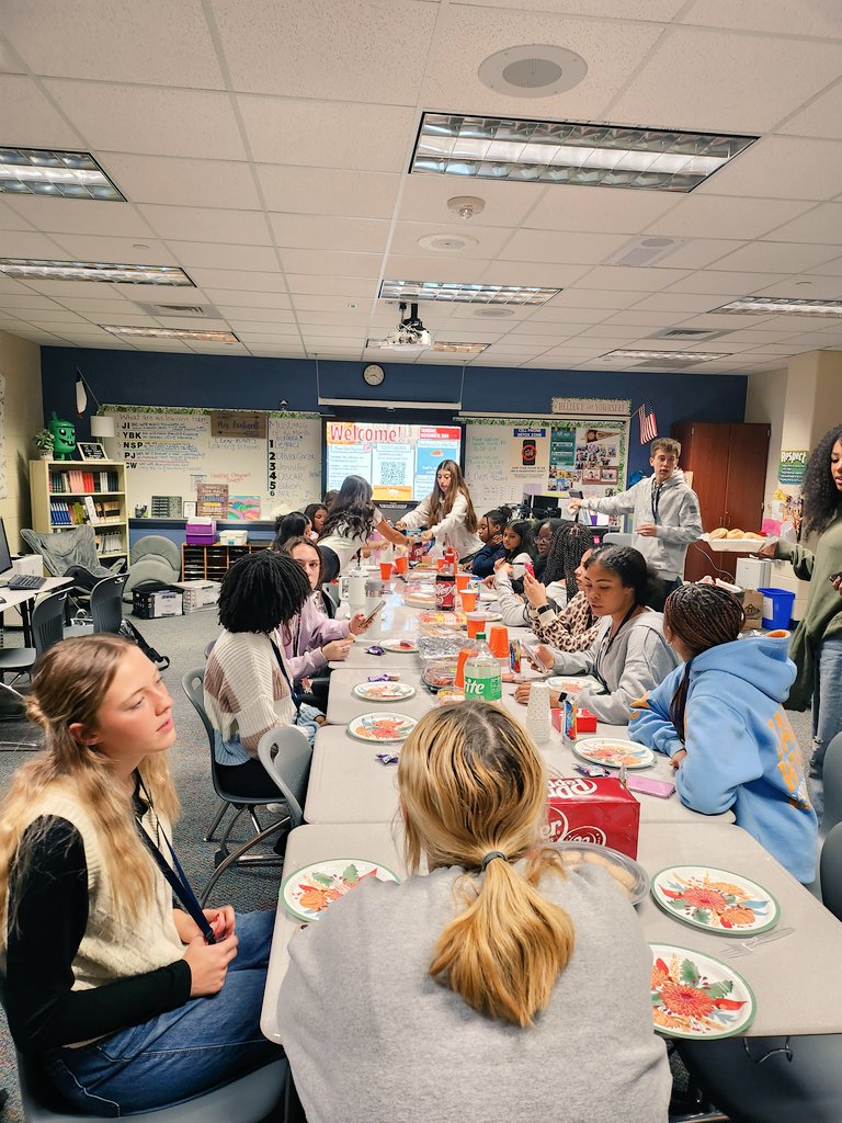 Highlights from Yearbooksgiving on Thursday! We had a great time bonding over some amazing food 😋 #IAMCR
