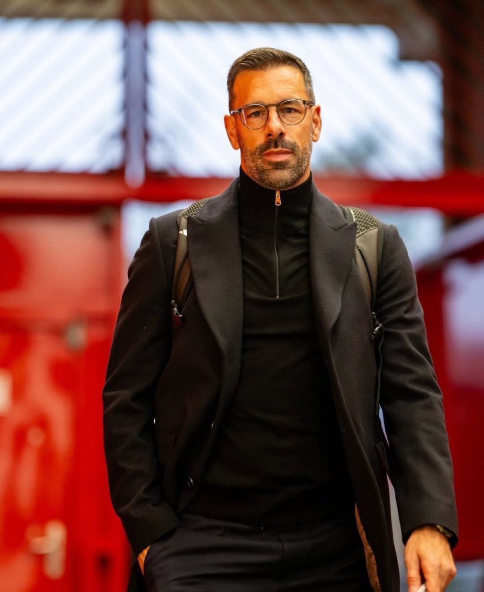 🚨 𝗧𝗢𝗪𝗔𝗟: رود فان نيستلروي أحد المرشحين البارزين لتولي منصب مدرب ليستر سيتي الجديد.

✍️ <a href="/TheSunFootball/">The Sun Football ⚽</a>

🚨 كما أنه مرشح لتولي منصب المدير الفني لنادي هامبورغ.

✍️ <a href="/SkySportDE/">Sky Sport</a>