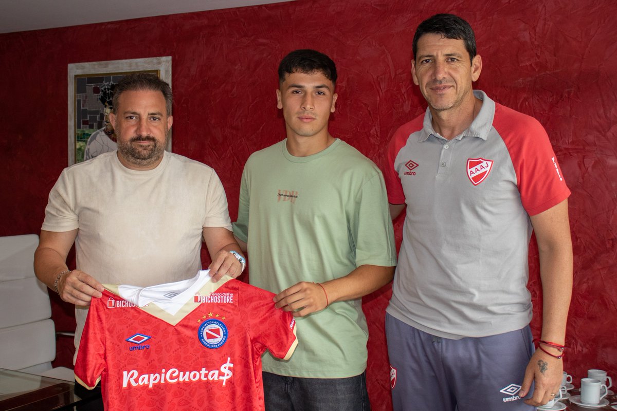 #AAAJ ✍️ Lázaro Brítez, jugador de #ElSemilleroDelMundo 🌎 firmó su primer contrato profesional con nuestra Institución bajo el esquema contractual de productividad hasta el 31-12-2028. ¡Felicidades, animal! 🇦🇹