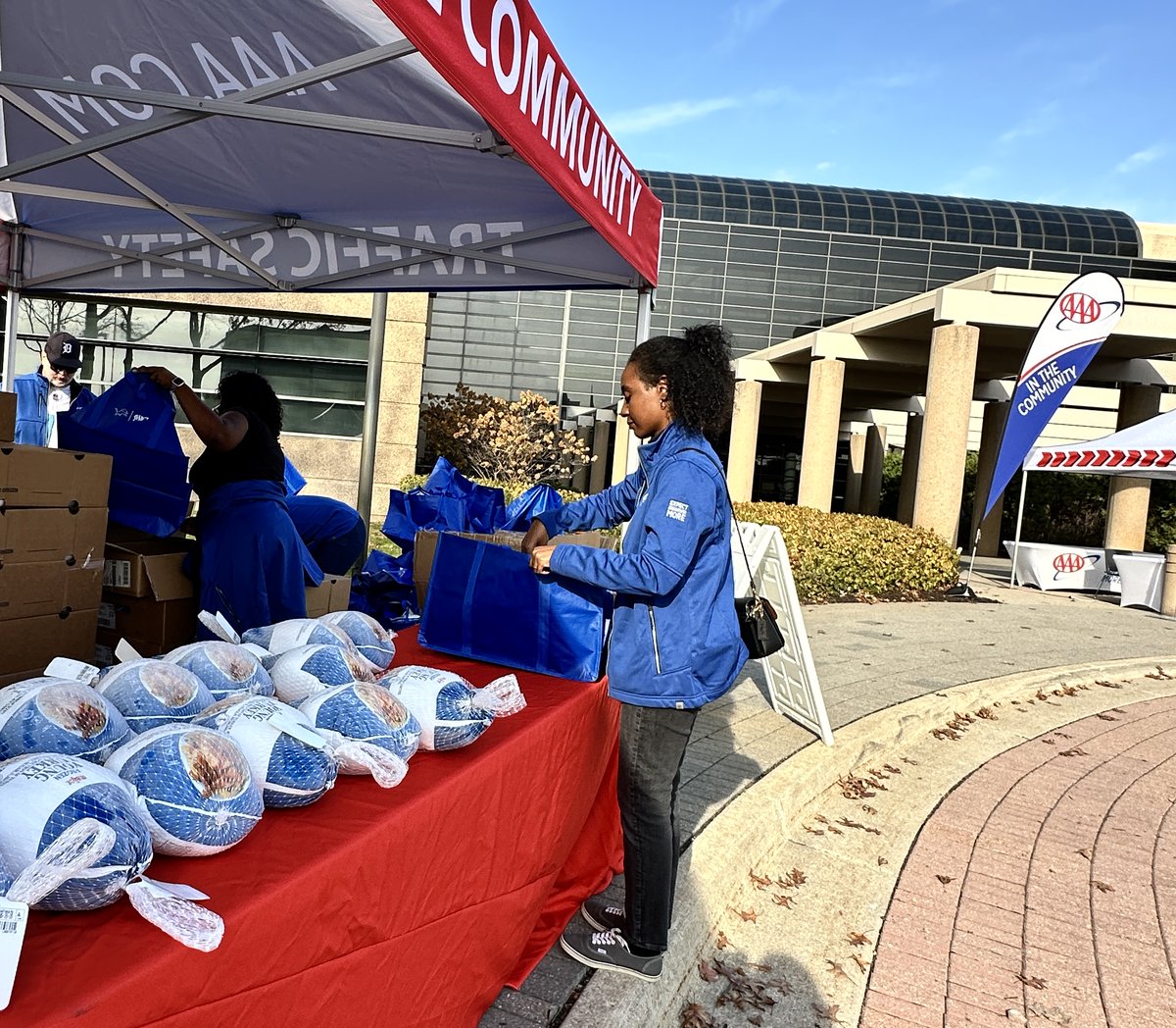 Last week we partnered with <a href="/Lions/">Detroit Lions</a> to spread holiday cheer &amp; distribute food to families in need as part of their Thanksgiving Meal Distribution presented by <a href="/meijer/">Meijer</a>.

We're thankful for teamwork — it's amazing what we can accomplish when we huddle up for a good cause. Go Lions!
