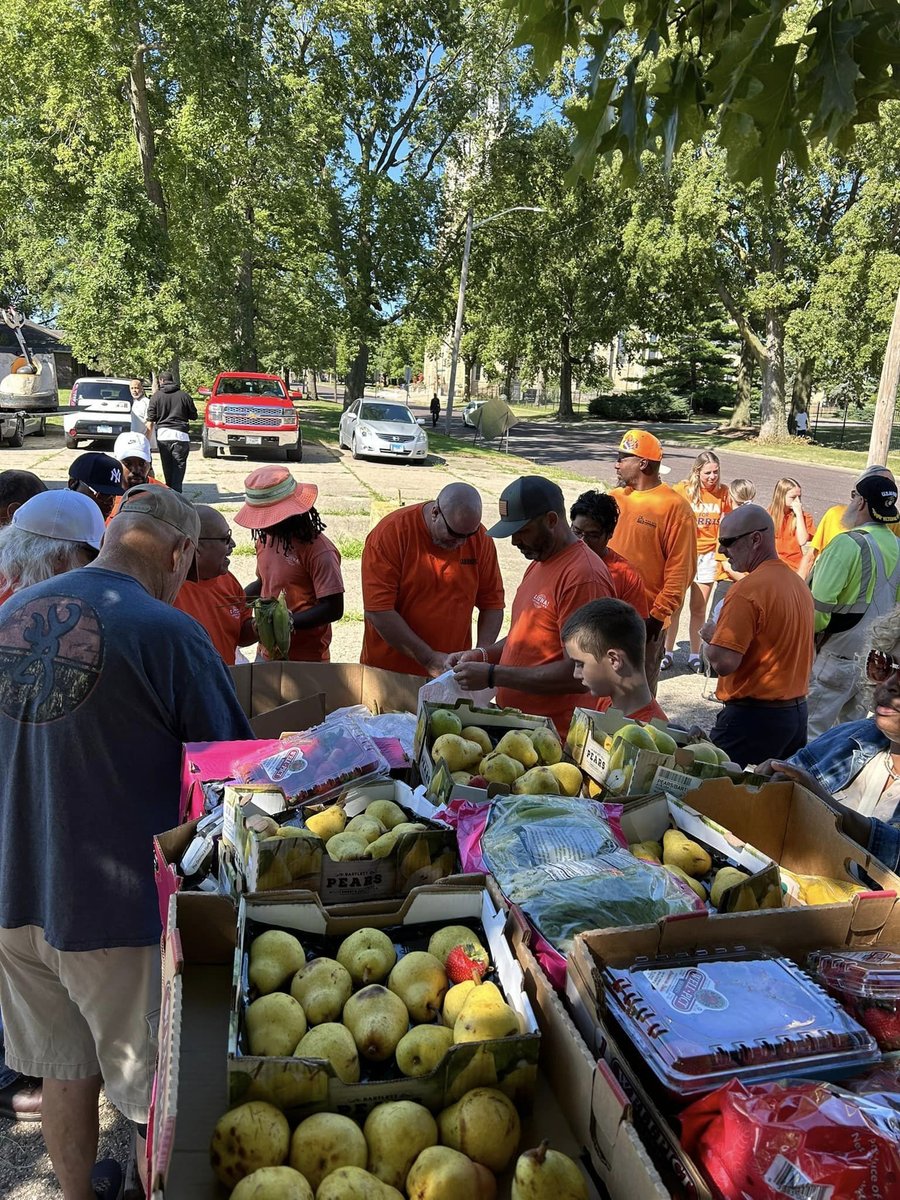 LIUNA's tweet photo. #ICYMI our latest #MembersInAction: #LIUNA Local 165 partnered with the Peoria Area Food Bank to give away 7000 pounds of food to those in need! #LIUNACares https://t.co/qFirbLR0Xv