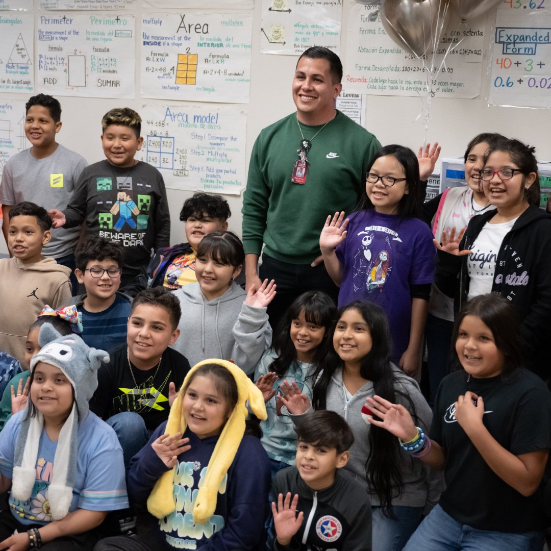 🍎 Only one week left to apply! Don’t wait–apply to be recognized as an outstanding public school professional before the upcoming December 2nd deadline. 

Apply today: heblovesteachers.com

Pictured: previous #teacher finalist Jorge Alvarez from Bob Hope Elementary School.