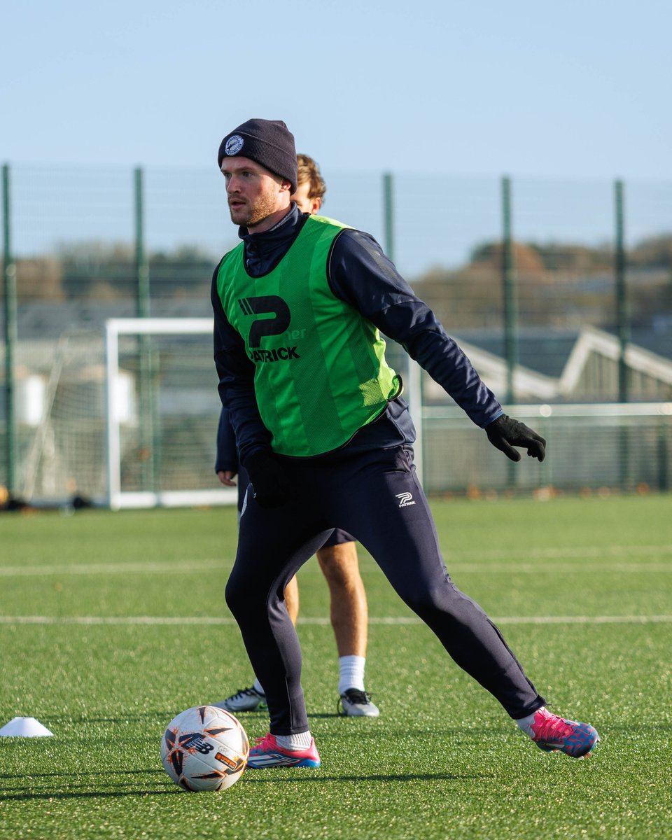 GatesheadFC's tweet photo. Great to see you with a ball back at your feet, @joegrayson_! 🤝🙌

#WorClub ⚪️⚫️ https://t.co/nTukOfHFW9