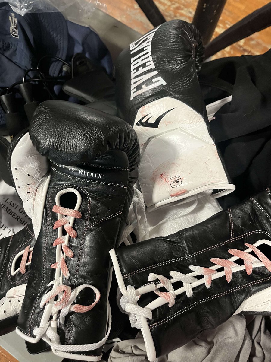 MaxFordBoxer's tweet photo. four rounds of war and clinches but I won ! #notmyblood #boxing #gayboxing #gayboxer https://t.co/9EHoqWB2bf