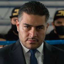 AntiTelevisaMx's tweet image. Operación Enjambre:

- Elleny Macedo, Pdte del DIF en Tonatico acusado de extorsión por $4,000
- Omar Leyva, Subdirector de Seguridad en Naucalpan, acusado de extorsión por $3,500
- Ningún gran político detenido por vínculos con el CJNG, CDN, FM o el CDS

¡PURO SHOW MEDIÁTICO!