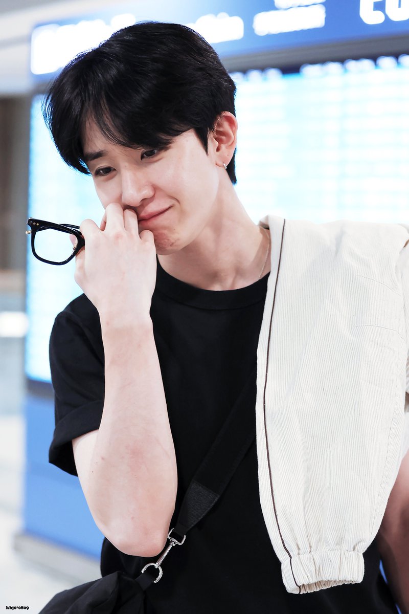 bbangrangdong's tweet photo. 1년 전 오늘.. 레전드 안경병주의 날 https://t.co/TD6jJcYXte