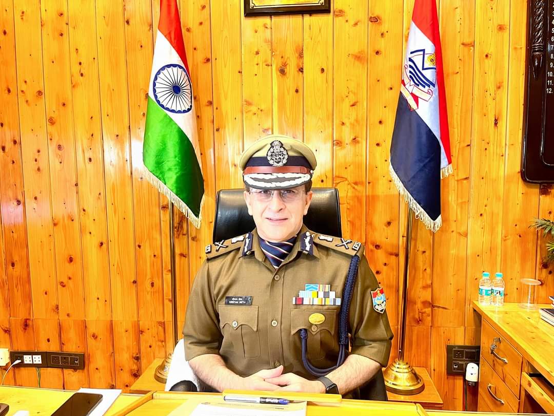 harishrawatcmuk's tweet photo. अपने पद की प्रतिबद्धताओं के साथ पूर्णतः समर्पित अधिकारी IPS #DeepamSeth, हमारे राज्य के नये पुलिस महानिदेशक बने हैं। मैं, उनको बहुत-बहुत बधाई एवं शुभकामना देता हूं और उनके साथ पूरी पुलिस फोर्स को भी एक नया मुखिया मिलने के शुभ मौके पर बहुत बधाई देता हूं।
@uttarakhandcops #DGP https://t.co/sdwoY5Rb6s