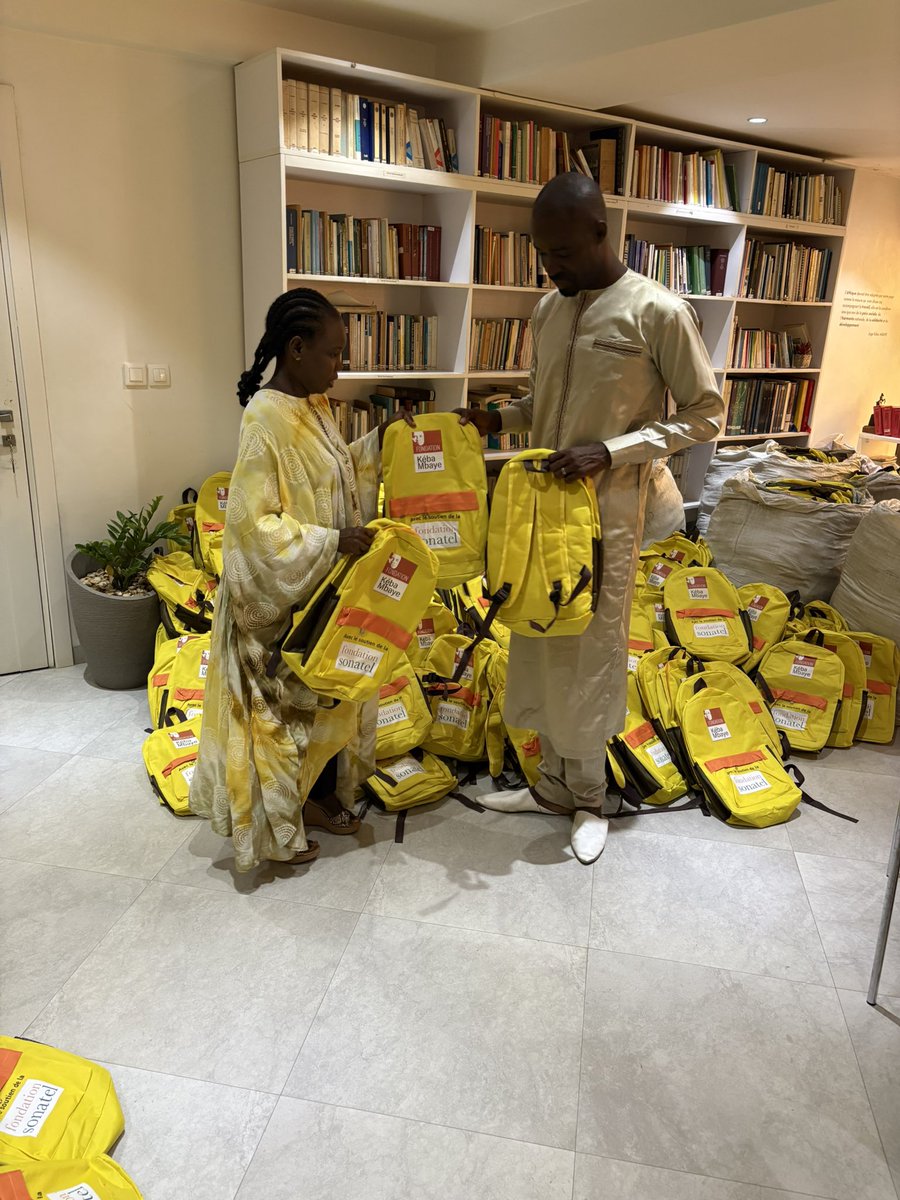 Niintche's tweet photo. Beaucoup de villages de Bakel à Podor sont toujours sous les eaux. Nous entamons dés ce vendredi une tournée en partenariat avec la Fondation Keba Mbaye pour doter aux enfants des sacs et tout le matériel didactique nécessaire pour poursuivre leurs études en attendant un retour à la normale.
Une citoyenneté active au service des communautés 
#Deurkiss