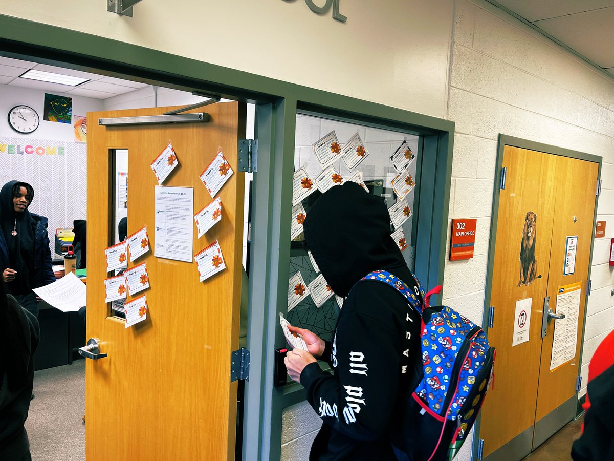 LangstonHS_APS's tweet image. Feeling grateful this season! Our amazing principal, Ms. Jackson, took a moment to express her appreciation with a handwritten thank you gram to all our students.  #EveryAPSStudent @kimjadavis