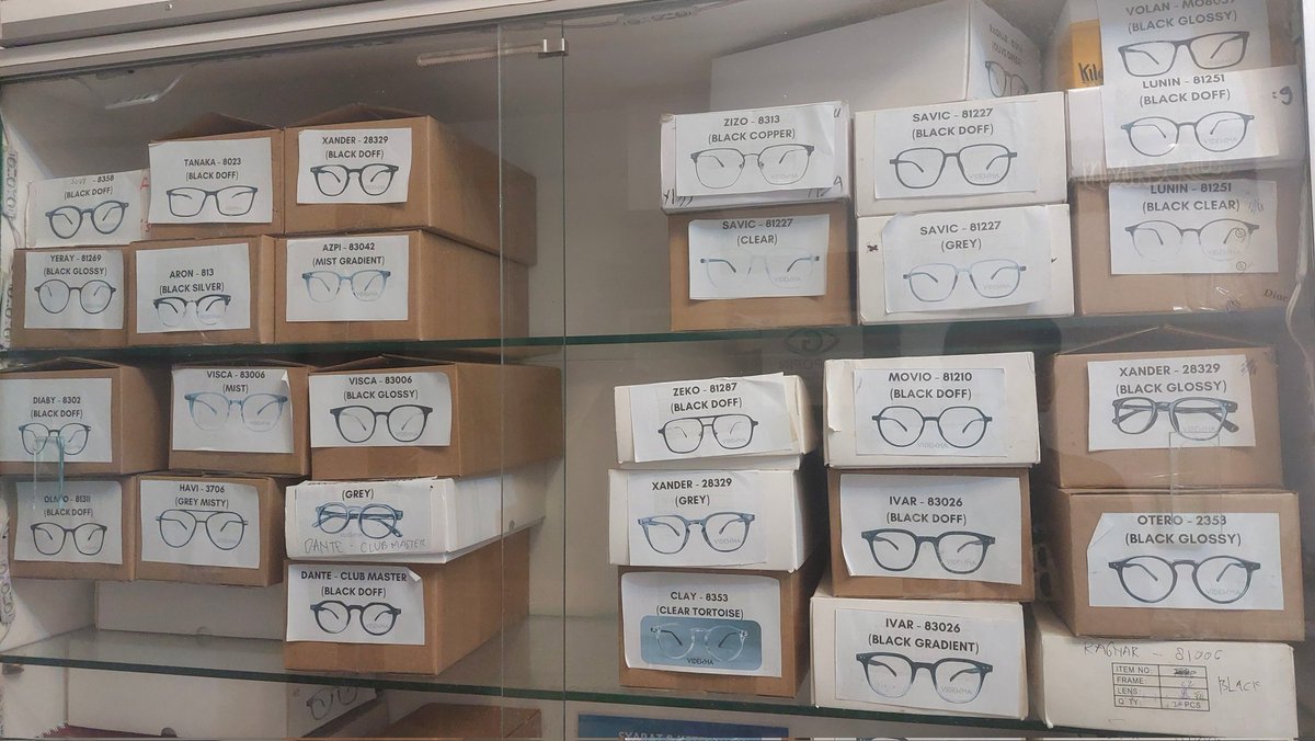 belimekdi's tweet photo. Guys, ada yang minat kacamata 40 - 50 ribu ga? Aku mau jualin stock frame kacamata optiknya pacar aku yang tokonya abis tutup nih. Model framenya juga masih banyak dan dijual rugi aja. Ada tiktokshopnya juga kok, aku share detail dan link tokonya di bawah ya. https://t.co/LNgavpJPp1