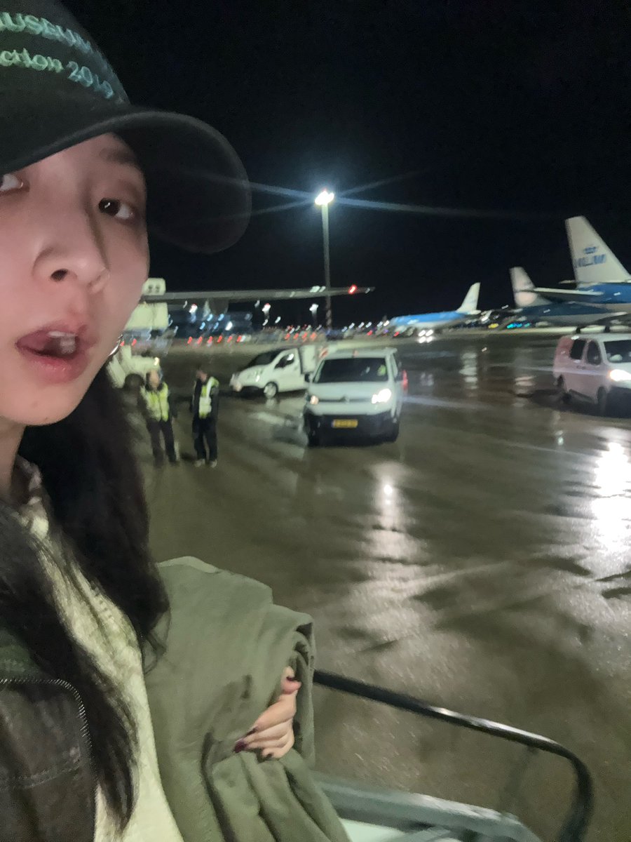 hiddengemjiwoo's tweet image. 241123 jiwoo 🫧

6:07 AM
- i arrived at Amsterdam
📸
- i was sleeping and woke up
- i’ve been listening to this for a long time
- ㅎㅎ

6:10 AM
📸

6:32 AM
📸
- i’m at the carousels
where we find our luggage…