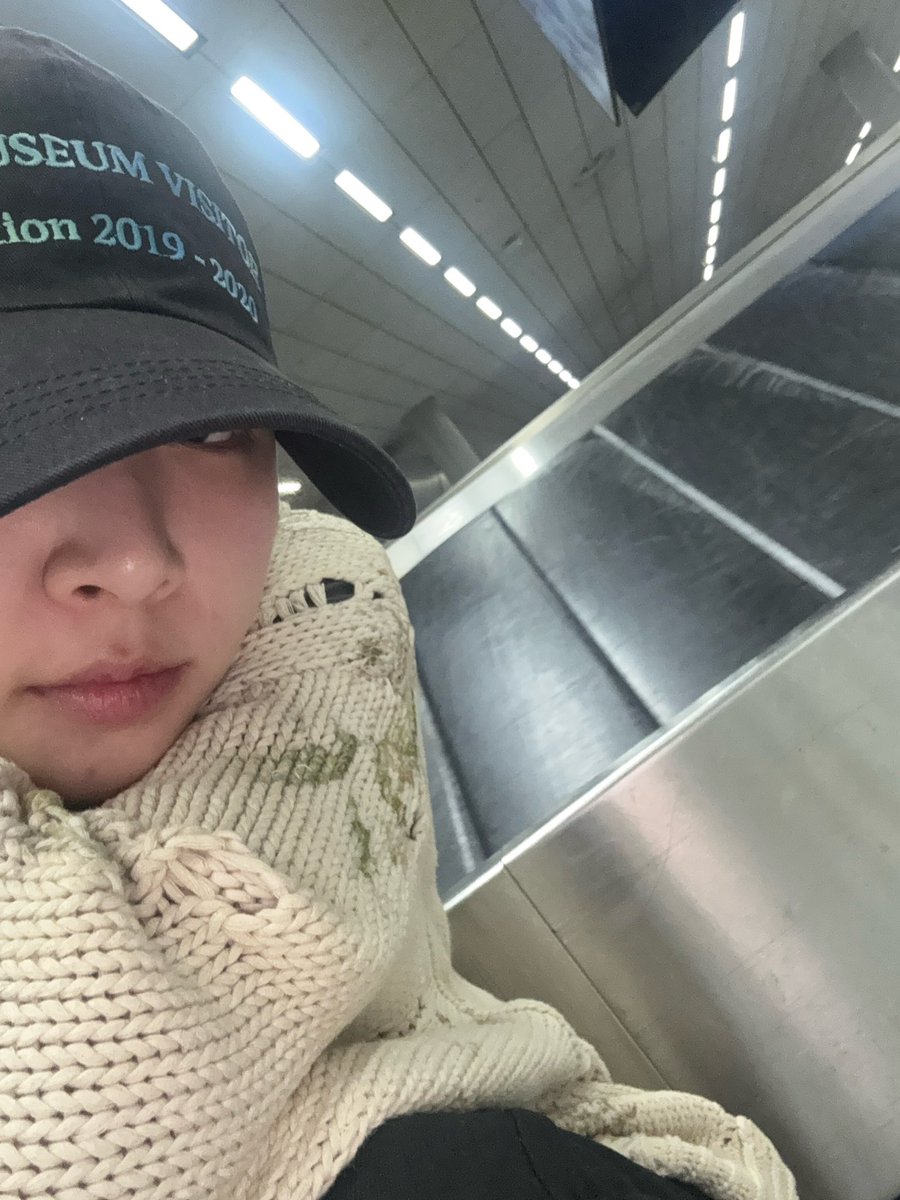 hiddengemjiwoo's tweet image. 241123 jiwoo 🫧

6:07 AM
- i arrived at Amsterdam
📸
- i was sleeping and woke up
- i’ve been listening to this for a long time
- ㅎㅎ

6:10 AM
📸

6:32 AM
📸
- i’m at the carousels
where we find our luggage…