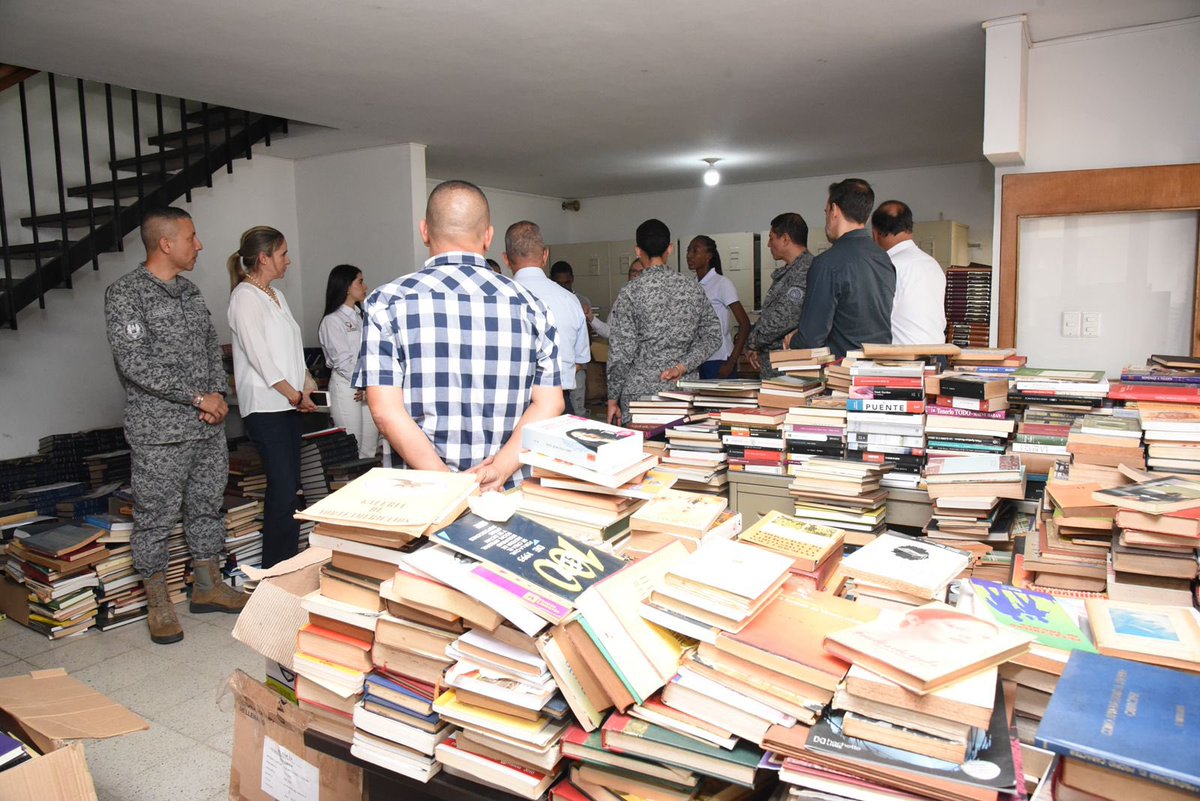 FuerzaAereaCol's tweet photo. Con más de 1000 libros, estanterías y un espacio cómodo para el aprendizaje, la #AlianzaPorLaEducación beneficia a toda una comunidad en el municipio de #Candelaria.

▶️ https://t.co/ts8FtDVG6s 

#SiempreFirmes
#CACOM7
#COAMI
@GobValle https://t.co/6HMN8OZQWR