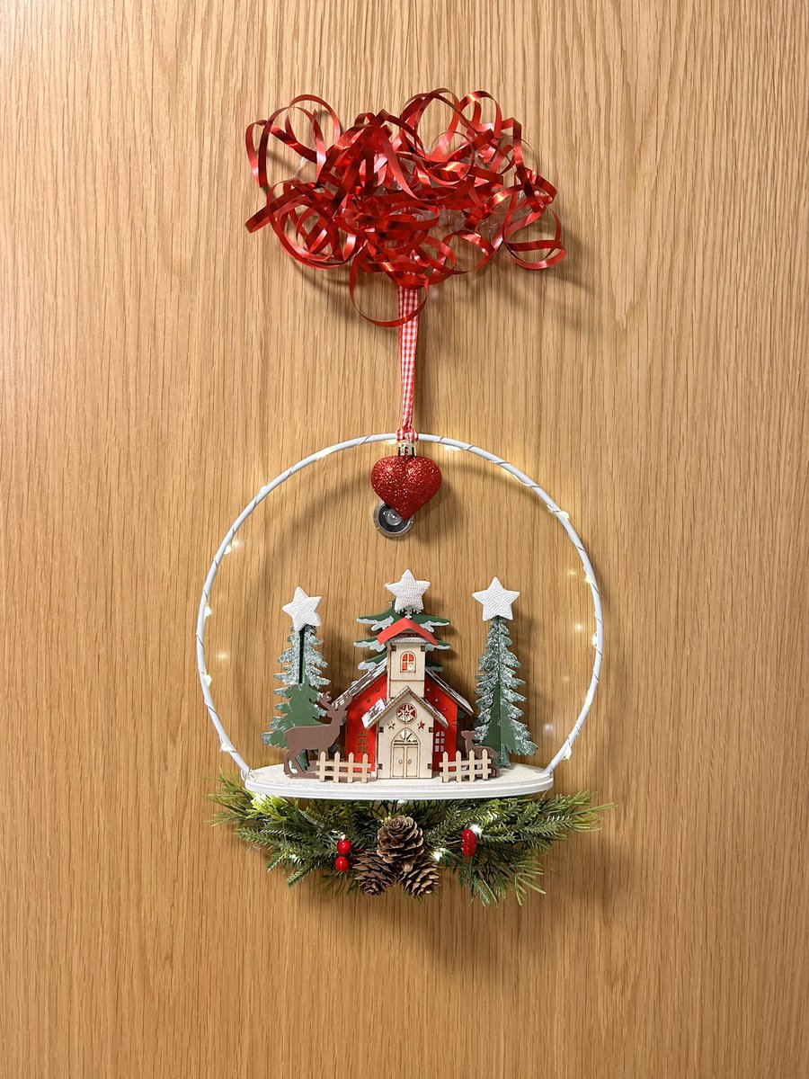 lolamatt47's tweet photo. I gave in and got the door wreath up, all the neighbours had already done theirs so i felt like Scrooge 😂
#BahHumbug
#GoneEarly 🎄 https://t.co/YH4Zi2BEJI