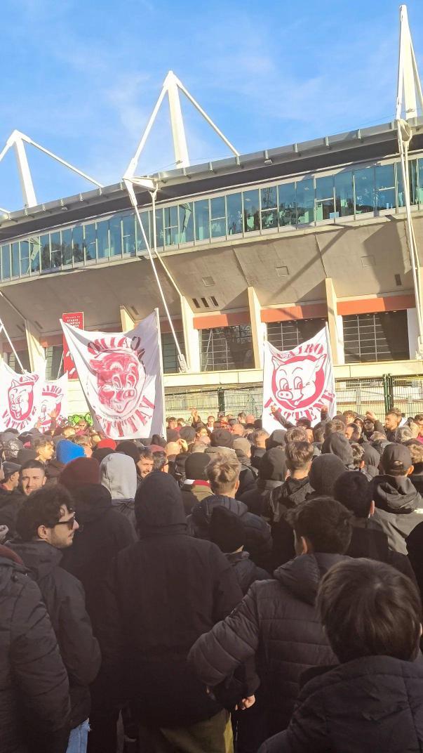 CAIRO VATTENE
Con ese lema como estandarte, los hinchas del Toro piden que el dueño y presidente del Torino, Urbano Cairo, venda la sociedad y se vaya. 
Desde hace un tiempo ya, las manifestaciones de los hinchas granatas son moneda corriente en Turin. 
Cairo desde 2005 preside..