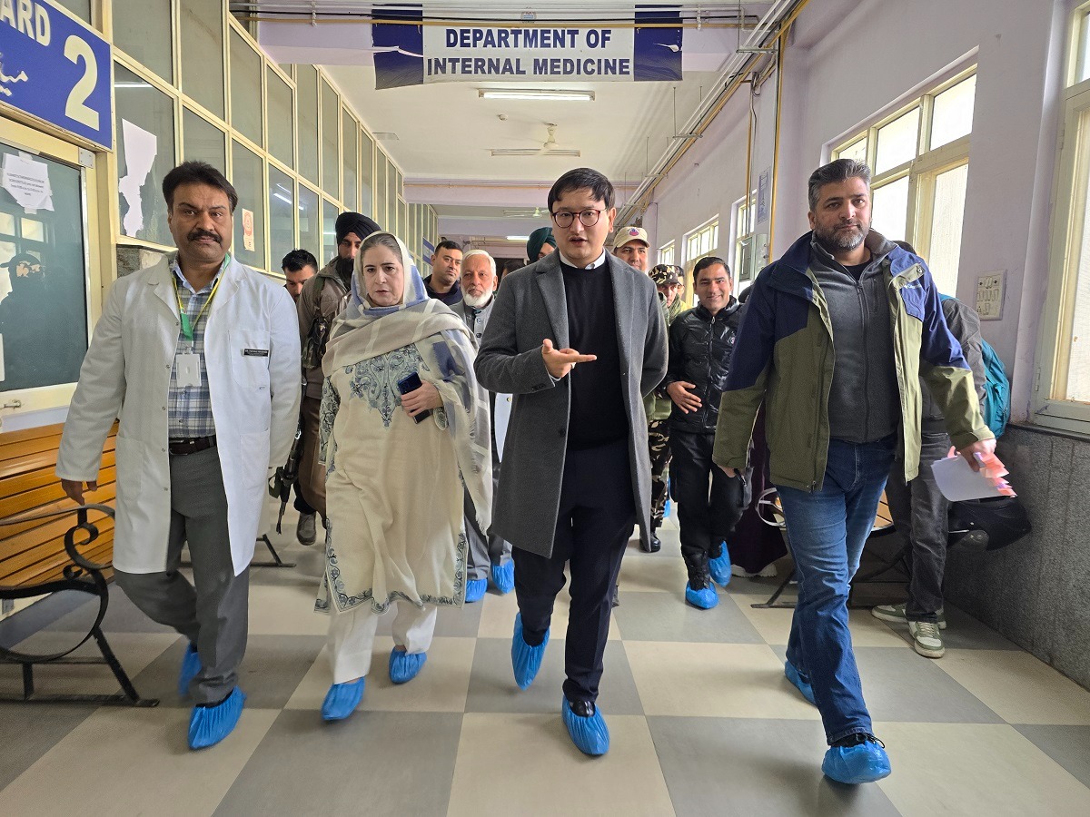 DC #Baramulla inspects GMC and Associated #Hospital; Directs enhanced facilities for patients

<a href="/DCBaramulla/">Deputy Commissioner Baramulla</a>
<a href="/diprjk/">Information & PR, J&K</a>
 risingkashmir.com/dc-baramulla-i…
