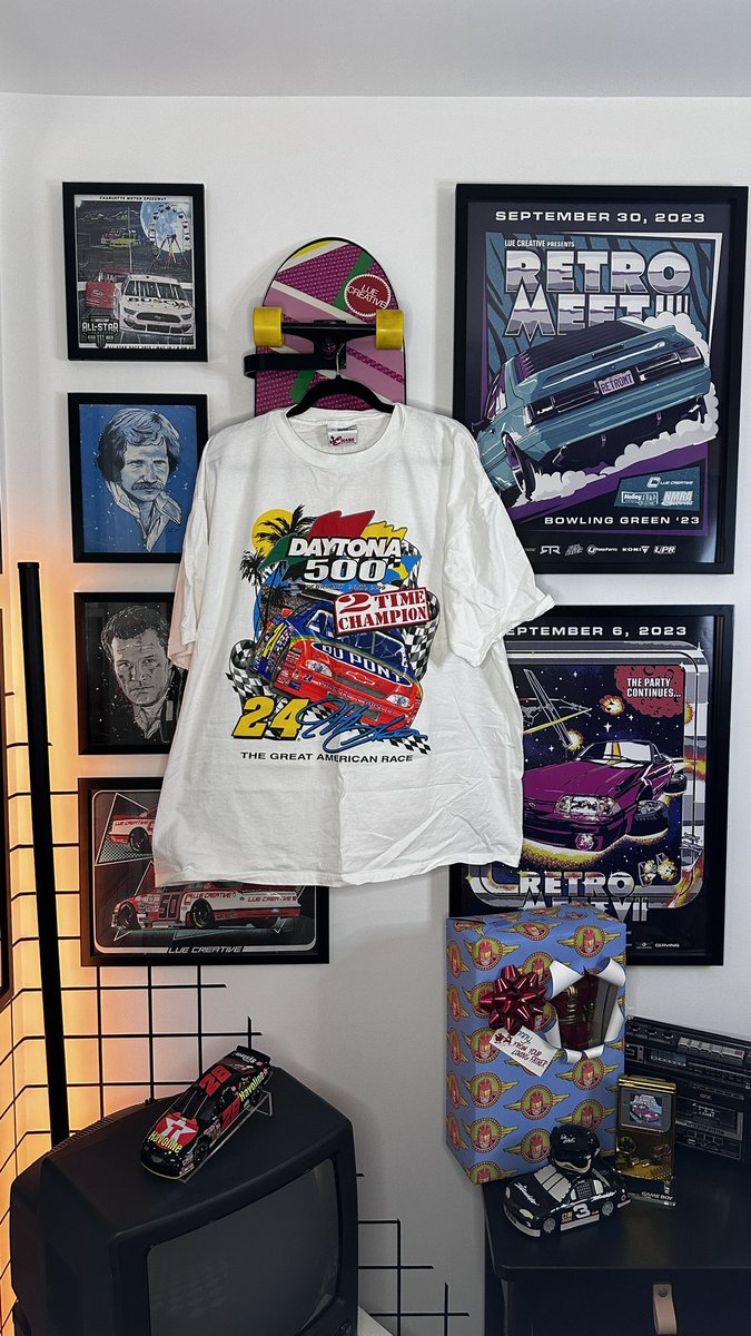 HarrisLue's tweet photo. A peek at some Items going live over the next few days… #NASCARVintage https://t.co/BWKfB6ikAE https://t.co/ZGqJi3e9CW