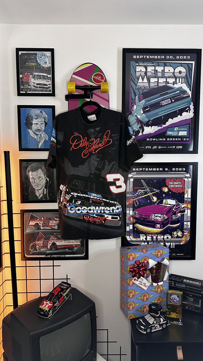 HarrisLue's tweet photo. A peek at some Items going live over the next few days… #NASCARVintage https://t.co/BWKfB6ikAE https://t.co/ZGqJi3e9CW