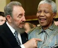 #Fidel sembró sentimientos de solidaridad en muchos países del mundo. La epopeya libertadora en países del sur africano y el fin del #Apartheid en #ÁfricaDelSur fueron grandes ejemplos de devoción internacionalista, sin pedir nada a cambio. Por eso lo aman los pueblos. #VivaFidel