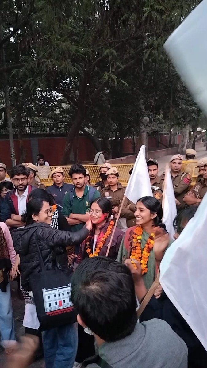 Nancymourya3's tweet photo. Photo of the day!❤️❤️
पूरा DU डोल रहा, SFI SFI बोल रहा 🔥 
𝗗𝗨𝗦𝗨 𝗥𝗲𝘀𝘂𝗹𝘁
Comrade Sneha - 8806 (Secretary)
Comrade Anamika - 5676 (Joint Secretary)
𝗦𝗙𝗜 𝗭𝗶𝗻𝗱𝗮𝗯𝗮𝗱✊🔥

#DUSU_Elections_2024 #leftalliance #SFI 
@SfiDelhi @sfiduspeaks https://t.co/pRfBMU9AbC