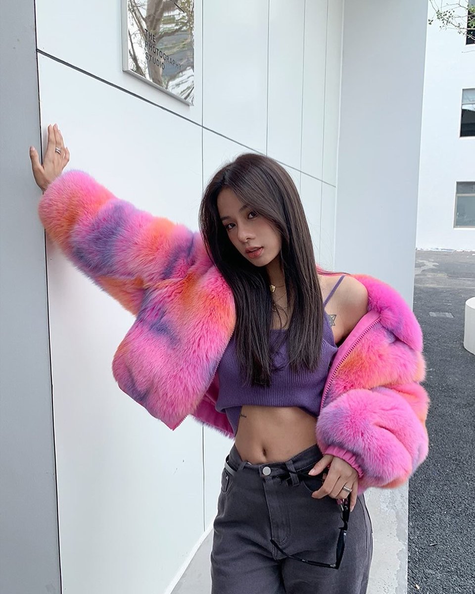 jiunuofur47446's tweet photo. Mix pink color cropped real fox fur jacket ! 

Global Shipping 🚢🚢 Welcome DM to Custom ✉️✉️👉WA: +86 13511342196

#foxfurcoats #fox #foxjacket #pinkcoat #fluffy #furwholesale #croppedcoat #streewear #foxlovers #foxwomens #realfurcoats #winteroutfit #fashionwear #furclothing https://t.co/4g79rSPRMy