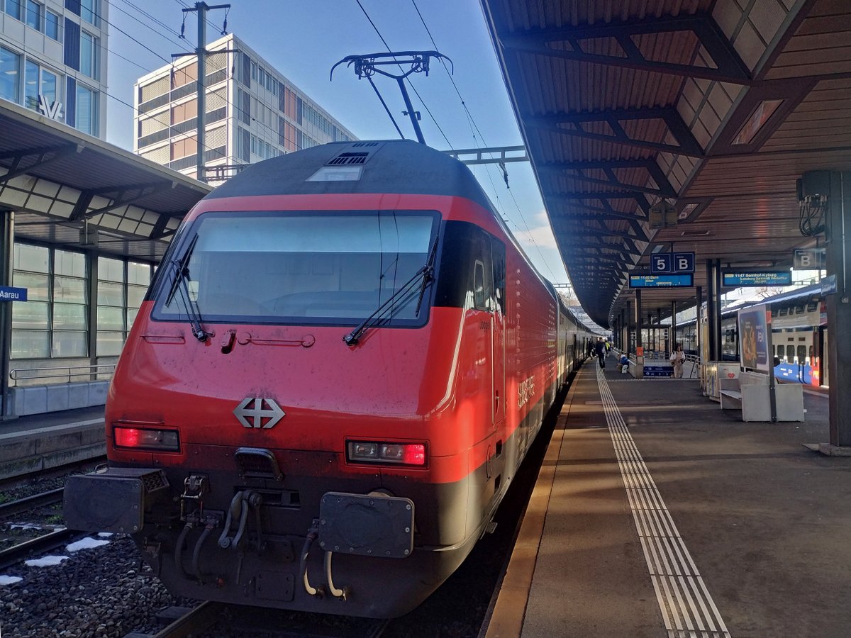 UraSlusar's tweet photo. Electric locomotive Re 460 027-6 with a passenger train № IR16 Zurich - Bern at the Aarau sation, kanton Aargau, Switzerland.
Thanks a lot to my Mother for this photo!
#Railfan #Railfanning #Trainspotting #RailwayPhotography #Eisenbahn #EisenbahnBilder #SBB #CFF #SLM #Re460 https://t.co/UxWVLf14oL