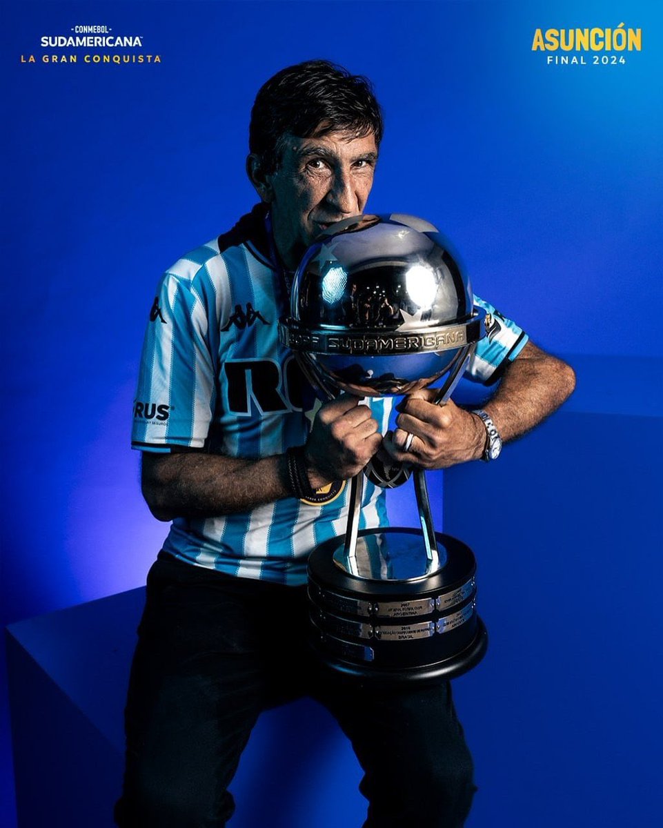 erespi's tweet photo. No hay que olvidar que el Mago Capria y la dirigencia de Racing no querían a Costas.

Costas se ofreció y presentó un plan de trabajo. Lo dejaron sin respuesta hasta que las otras opciones dijeron que “no”.

Hace 2 meses, la dirigencia no le garantizó la continuidad.

Memoria. https://t.co/cWT1GCSgKW