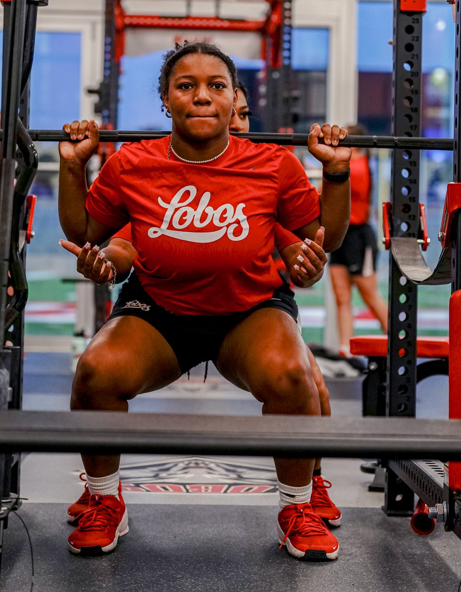 UNMLoboSB's tweet photo. 𝗪𝗲 𝗰𝗮𝗻 𝗱𝗼 𝗵𝗮𝗿𝗱 𝘁𝗵𝗶𝗻𝗴𝘀. Maxed out in the weight room today.

#GoLobos https://t.co/RMQrraJltv