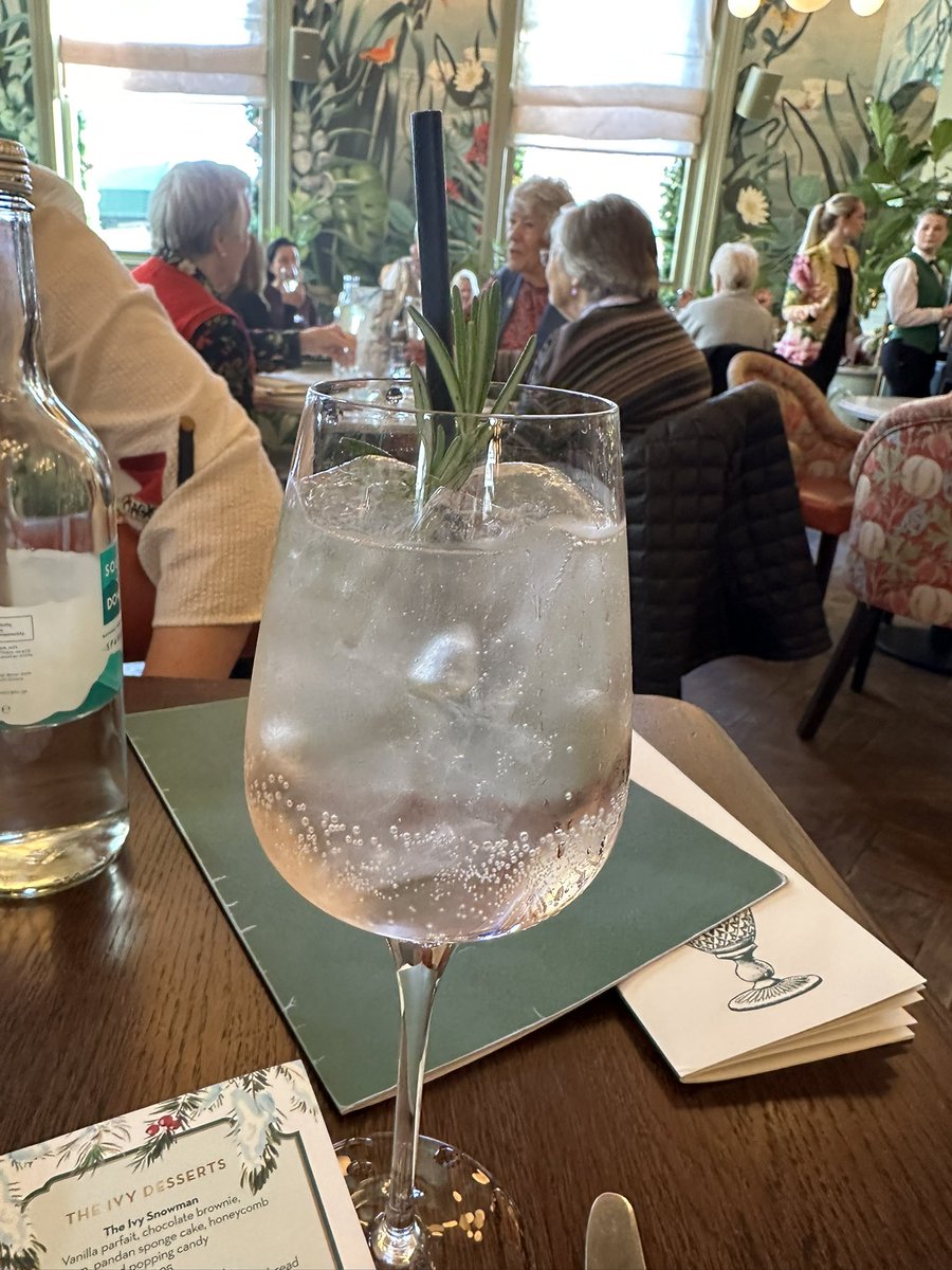 First festive lunch of the season and couldn’t ask for better company - two brilliant, talented but most importantly LOVELY women - <a href="/SarahVPearse/">Sarah Pearse</a> and <a href="/saraheastercols/">Sarah Easter Collins</a> ❤️