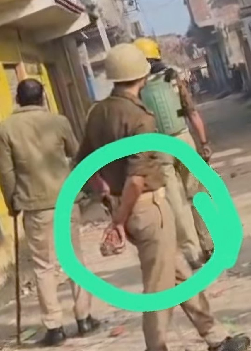 पुलिस वर्दी मैं पत्थरबाज।

कौन हैं ये पुलिस वाले। क्या पुलिस RSS के लिए काम करती है?

#AllEyesOnIndianMosques 
#AllEyesOnIndiamuslim