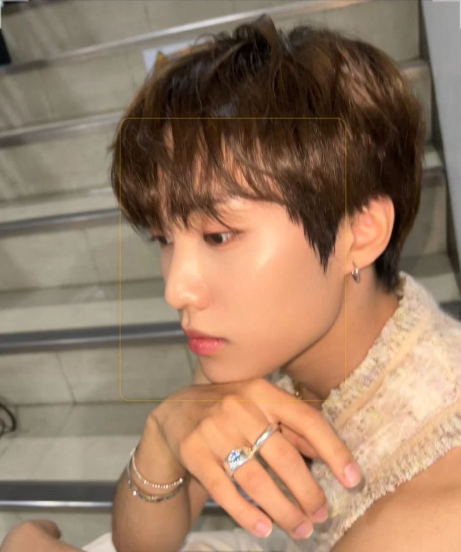 Trying new angles and improving the art of capturing beauty. Thanks to Changmin's guidance, each photo has a unique charm. Never has experimenting looked so wonderful!