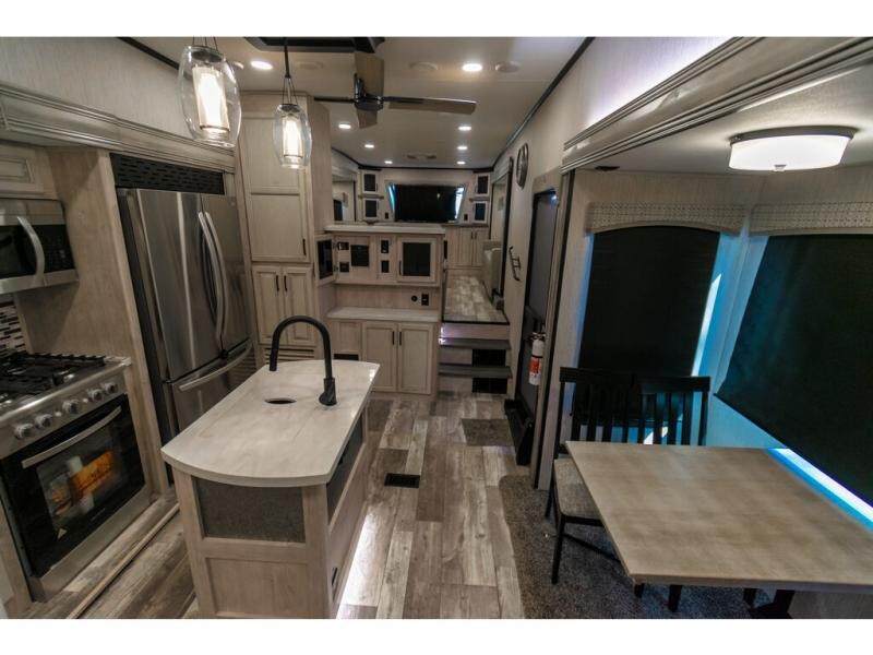 Gillettesrv's tweet photo. 🖤 Black November Sale 🖤 Tour this 👉 https://t.co/QmWNjLcQHG 2022 Forest River RV Sandpiper Luxury 391FLRB!  It has a Front Living &amp; a Dual Vanity. This beauty is 44 ft, sleeps 6, and is 13,009lbs. It can be yours today for $74,990! 🌟
#GillettesInterstateRV #Travel #RVer https://t.co/ctLF8XBIAQ