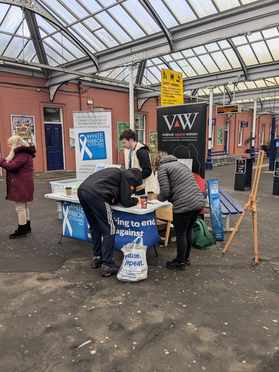 Laurie Lee tweet media