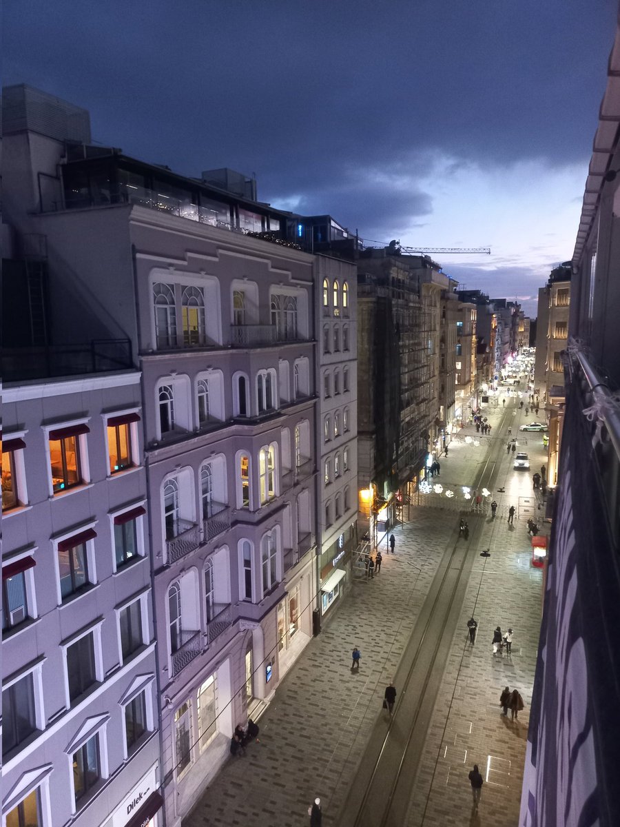Avrupa’nın ve dünyanın sayılı şehirlerinden İstanbul’un gözbebeği Taksim ve çevresi an itibarıyla kadınlar şiddete karşı yürümesin diye hayalet şehre döndü. Aynı saatlerde Sn CB ‘vatandaşlarımız istediğini giymekte ve söylemekte serbest’ dedi. 2025’e girerken.. 📷 <a href="/m_emin_kurnaz/">Mehmet Emin Kurnaz</a>