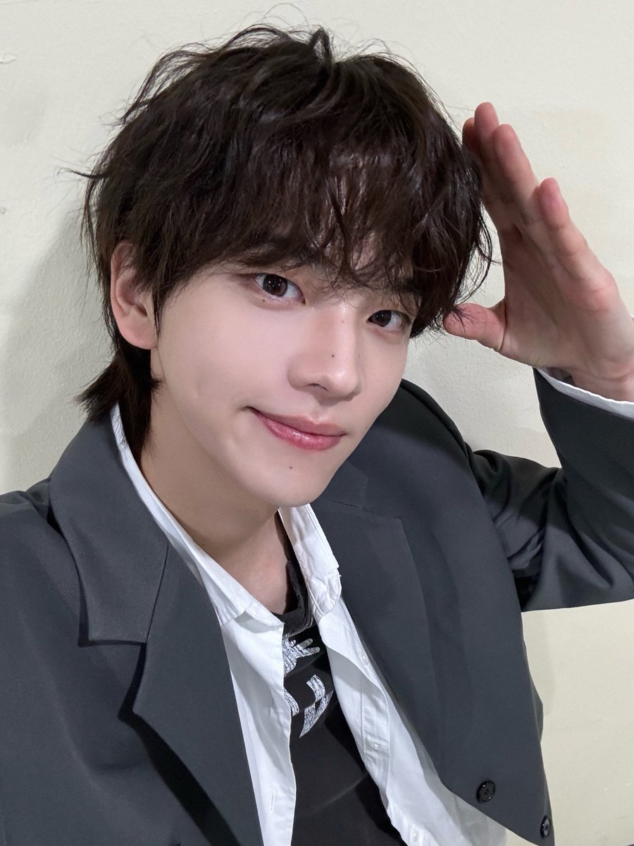 안녕하세요 42여러분! 신 유 입니다
오늘 저희가 싱글 1집 Last Bell로 컴백을 하고 쇼케이스도 했는데
준비하면서 42여러분들에게 보여드리고 싶다고 생각했던 꿈이 오늘 이뤄졌네요 ㅎㅎ
함께 고생해준 멤버들과 많은 스탭분들에게도 진심으로 감사드립니다
오랜만에 봐서 너무 행복했고 힐링했어요