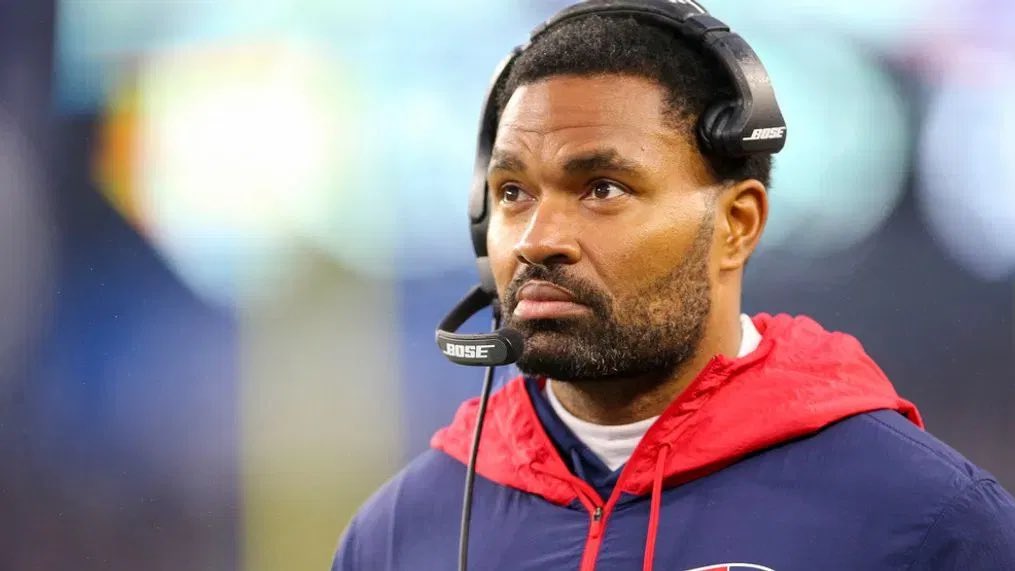 Savageboston's tweet photo. Jerod Mayo on changing the Patriots culture: 

Per: @MikeReiss 

Question: Has re-establishing a winning culture been more difficult than you expected?
 
Jerod Mayo: “I never thought that we would be able to re-establish a culture in Year 1. It’s a process. It’s hard to change a culture.”

😕
