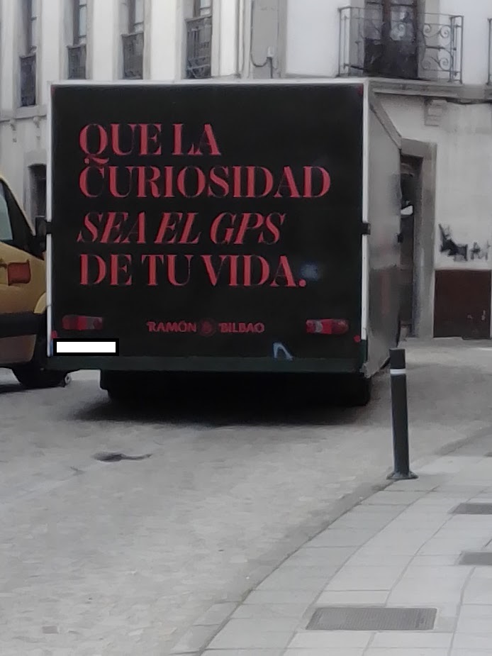 El otro día vimos este camión por la calle. No podemos estar más de acuerdo con su mensaje. 😍