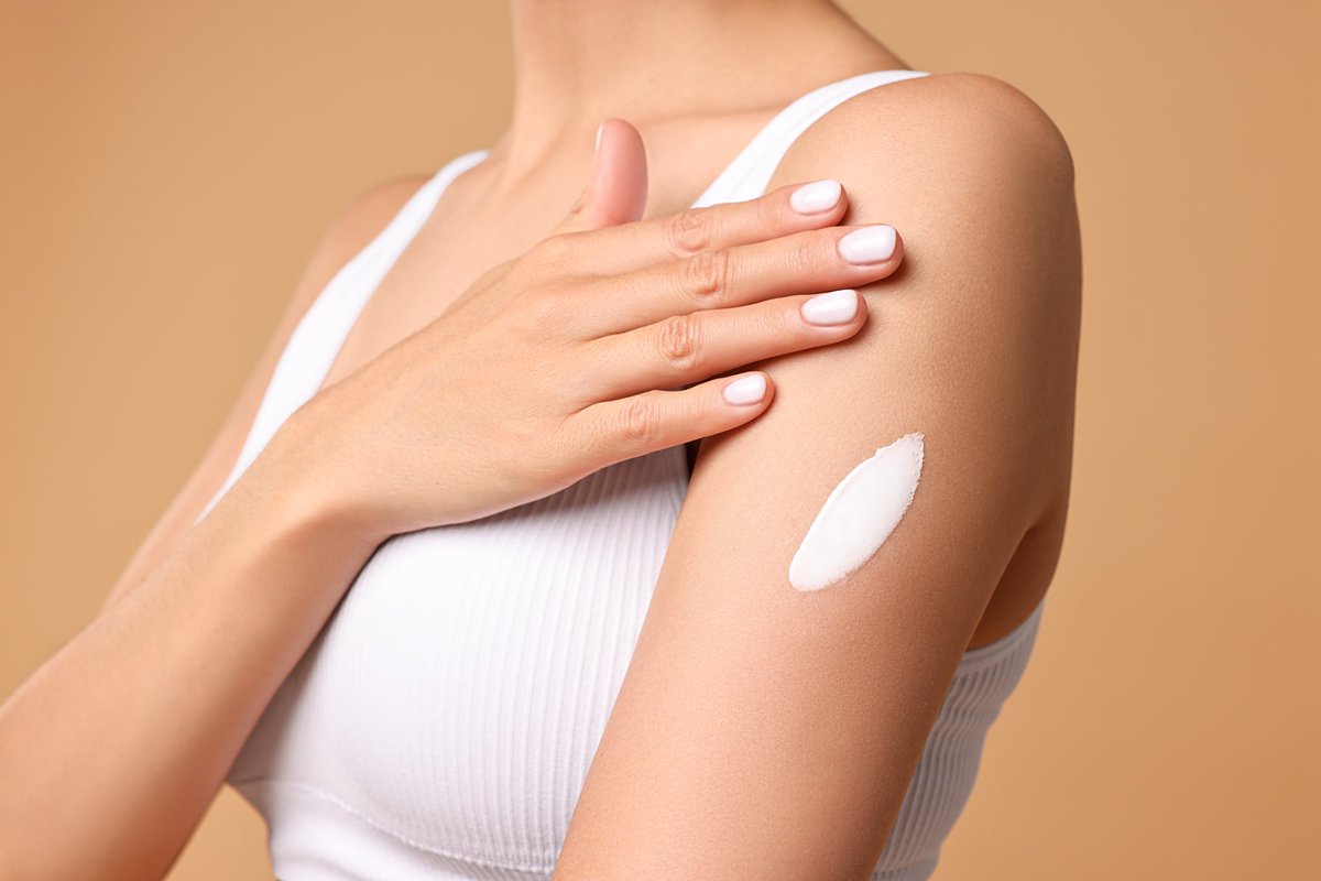 cireaseptinetr's tweet photo. Cire Aseptine soft nemlendirici krem yapış yapış his bırakmaz ve cilt tarafından hızlıca emilir. Gün boyu nemli cilt için Cire Aseptine soft nemlendirici kremini kullan🥰

 #cireaseptine #guzelsecim #elkremi #nemlendirici https://t.co/ct98wmHIbp