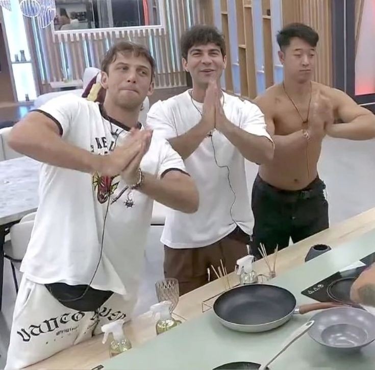 LosBrosFans's tweet photo. Siempre defendió a los suyos sin importar nada, porque "un bro no abandona a otro bro"  #FelizCumpleBauti https://t.co/w2Jd9biNmY