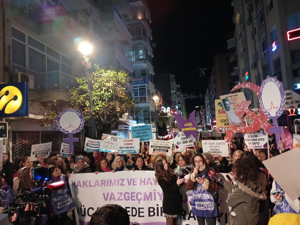 dkadinhareketi's tweet photo. Demokratik Kadın Hareketi'nin de bileşeni olduğu İzmir Kadın Platformu haklarımızdan ve hayatlarımızdan vazgeçmiyoruz şiarıyla toplandı.
Öfkeni Kuşan Örgütlü Mücadeleye Katıl! https://t.co/vz85KIqTUS