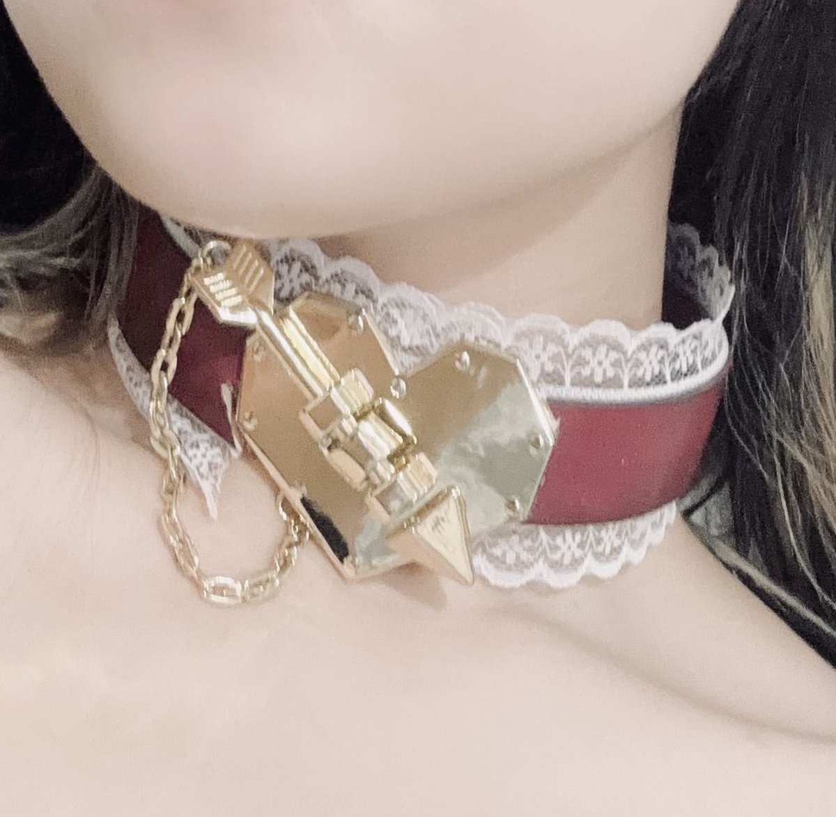 得了看到漂亮鎖頭就想鎖在脖子的病..
這就是為什麼家裡出現越多奇怪五金的原因，今天在研究這個心箭鎖頭的結構發現原來他是包包鎖頭根本不能當項圈搞，但不管我就是想被愛神套牢（？
結構之後要再更堅固一點，不過加了蕾絲意外適合，想當可愛的狗勾 汪汪！