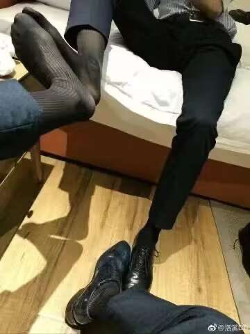 _hvnvnvh's tweet photo. #对脚 #黑袜 #磨脚 #臭袜 #footsie #sockfootsie #gayfootsie https://t.co/EbQRxQbwu0
