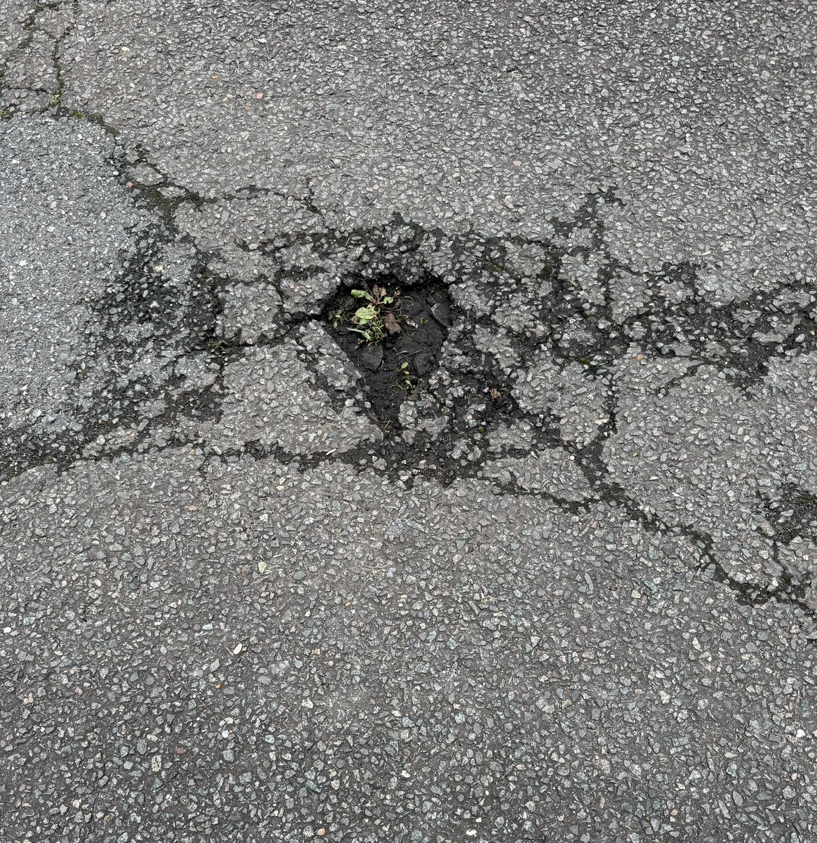 judedeakin's tweet photo. Very pleased to report that @Essex_CC Highways crews are expected to be in #Chelmsford West W/C 2nd December 2024 carrying out repairs. They will be fixing issues on Beeches Road, Henry Road, Coval Avenue and Norton Road as part of the ECC Members’ Highway Initiative. https://t.co/wQ1IoxV4hK