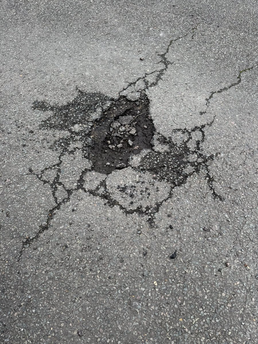 judedeakin's tweet photo. Very pleased to report that @Essex_CC Highways crews are expected to be in #Chelmsford West W/C 2nd December 2024 carrying out repairs. They will be fixing issues on Beeches Road, Henry Road, Coval Avenue and Norton Road as part of the ECC Members’ Highway Initiative. https://t.co/wQ1IoxV4hK