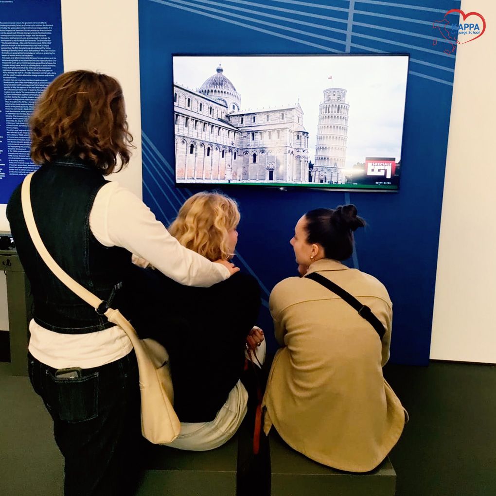 kappalanguage's tweet image. Un sabato mattina al MAXXI per ripercorrere, assieme ai nostri studenti, un secolo di radiotelevisione italiana! 📺 📻 

#learnitalian #italiancourse #iostudiconkappa #rai