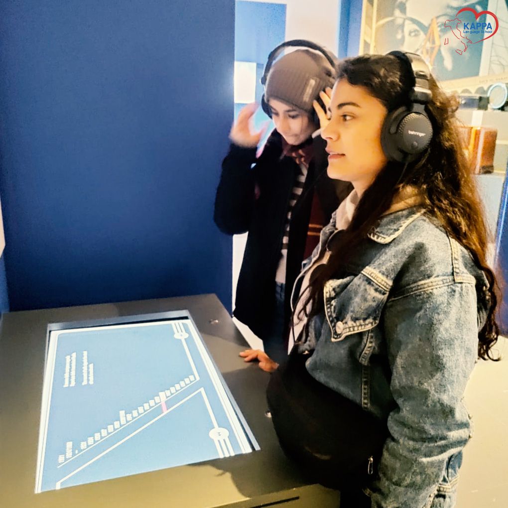 kappalanguage's tweet image. Un sabato mattina al MAXXI per ripercorrere, assieme ai nostri studenti, un secolo di radiotelevisione italiana! 📺 📻 

#learnitalian #italiancourse #iostudiconkappa #rai