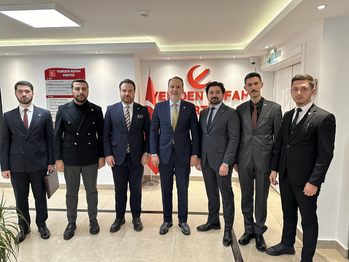 Adil Düzen İçin Dün nasıldıysa bugünde aynı Milli Görüş ruhuyla geliyor gelmekte olan Tıpkı babası gibi Adil Düzeni kurmaya 

 ❤️❤️Dr. Fatih Erbakan ❤️❤️