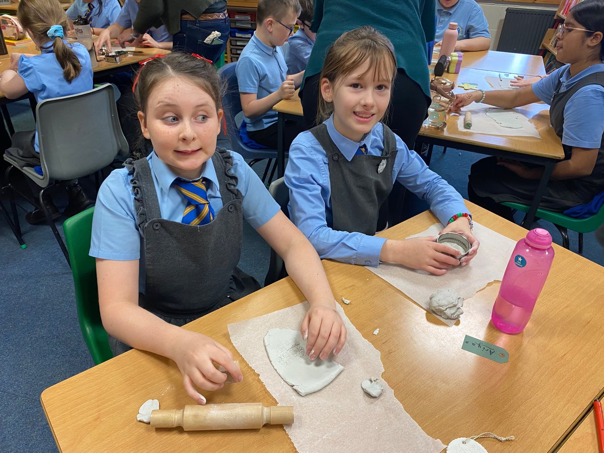 MissCrumlish's tweet photo. Thank you to the wonderful @OLAParent for coming in and organising our Christmas crafts- such a festive afternoon 🎄🎅🏻 @OLAPrimaryGlas https://t.co/tVdT6OUDOn