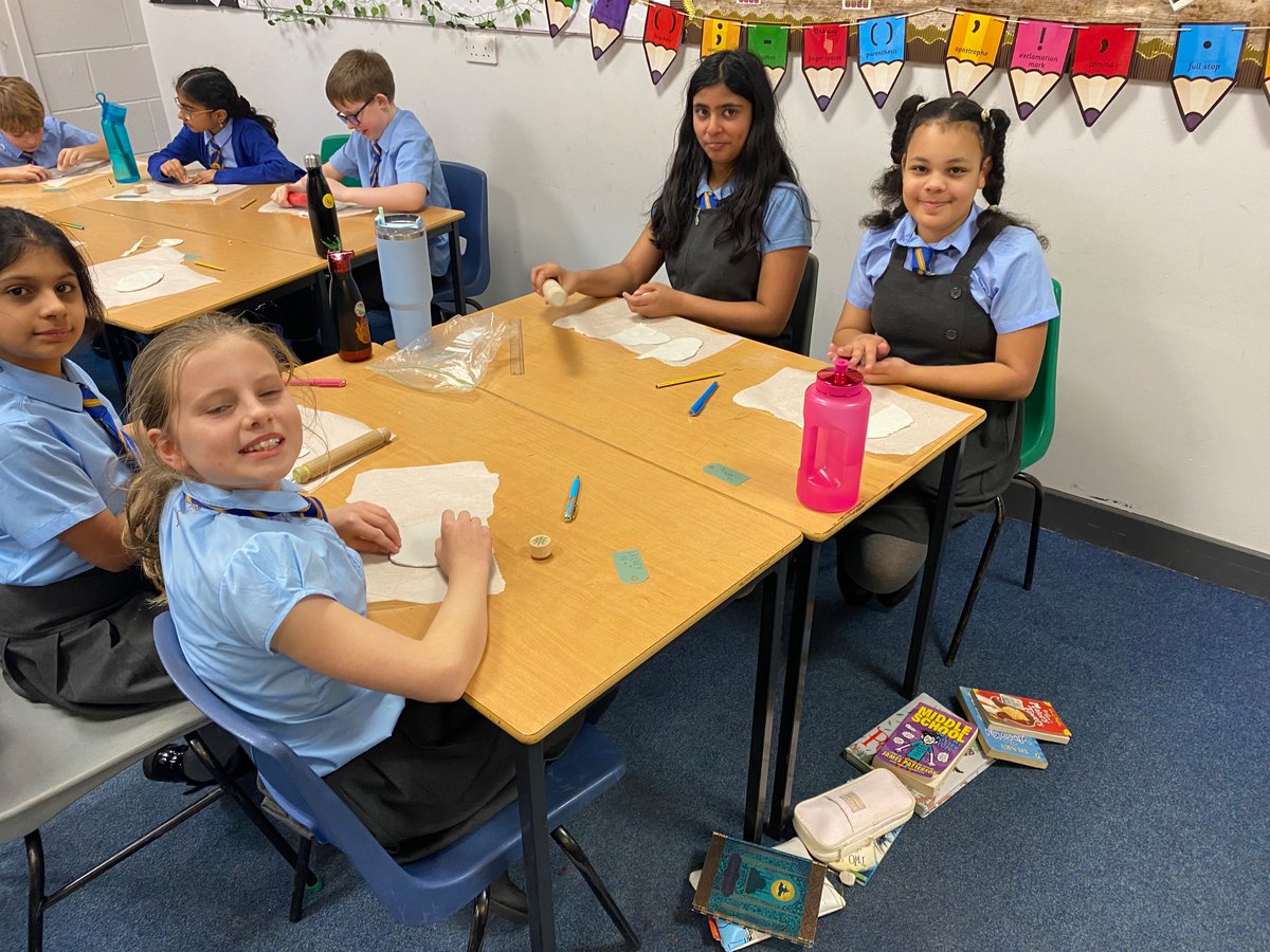 MissCrumlish's tweet photo. Thank you to the wonderful @OLAParent for coming in and organising our Christmas crafts- such a festive afternoon 🎄🎅🏻 @OLAPrimaryGlas https://t.co/tVdT6OUDOn